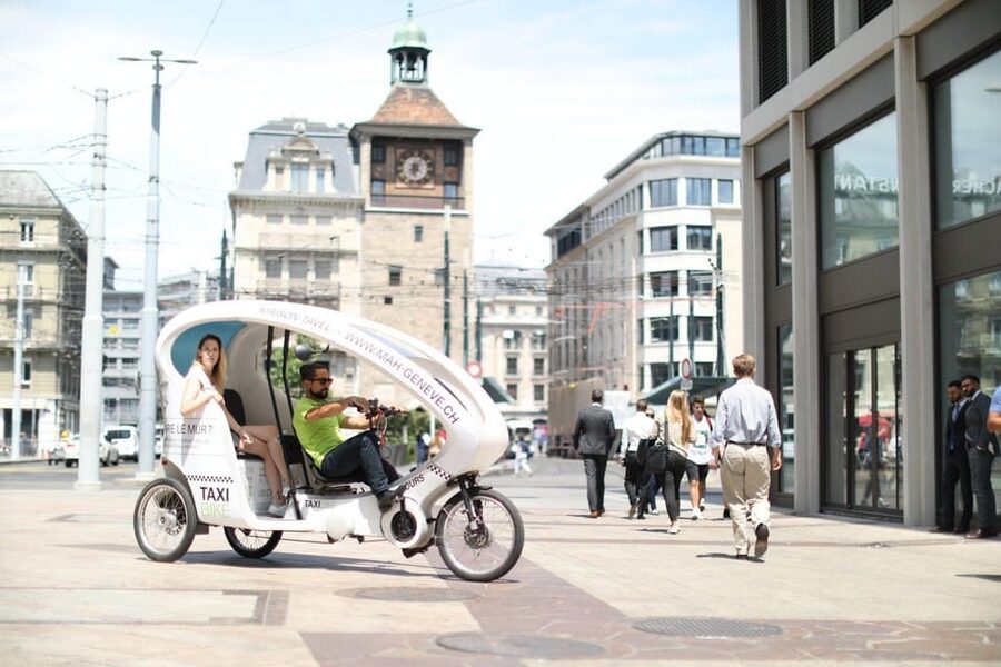 Geneva: Highlight Tour in TukTuk - The Flower Clock brings Geneva’s garden tradition into the city center