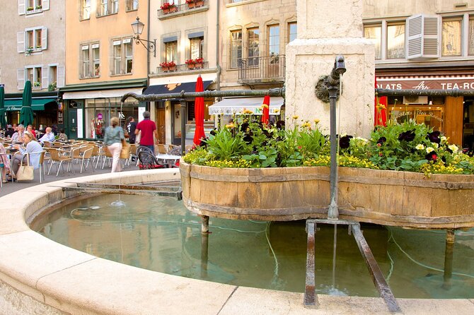 Geneva: Sightseeing of top Places Tour Electric TukTuk 1H15 tour - St. Pierre Cathedral and the 157-step choice