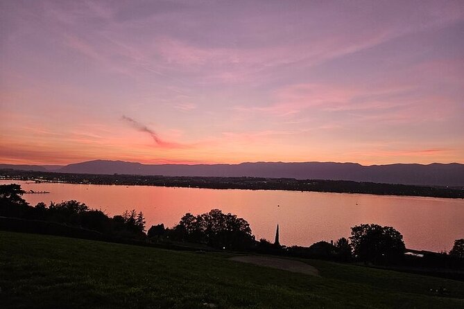Geneva: Sightseeing of top Places Tour Electric TukTuk 1H15 tour - The guide makes the short route count