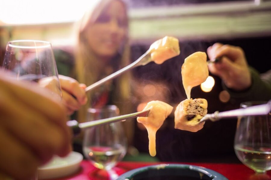 Geneva: tour with fondue and wine in TukTuk - What the private group format changes