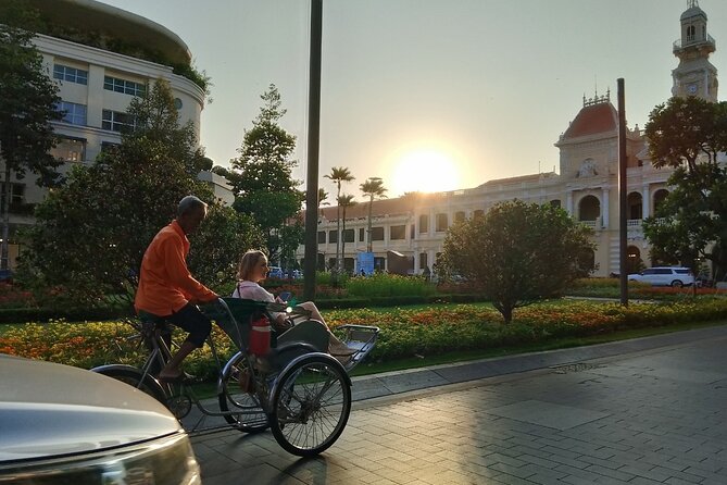 Ho Chi Minh City with Street Food Tour by Cyclo - Independence Palace begins the historical story