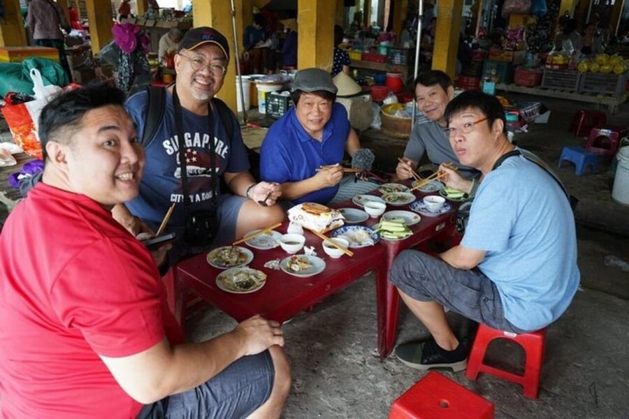 Hue: Night Street Food Tour by Cyclo with a Local Guide - Che Hue closes the meal with sweetness