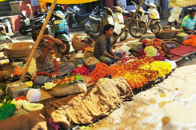 Jaipur Half-Day Tour with Flower Market by Tuk-Tuk or Car - The flower market brings Jaipur to life