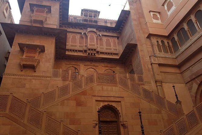 Jaipur Half-Day Tour with Flower Market by Tuk-Tuk or Car - Jal Mahal offers a quick lake view