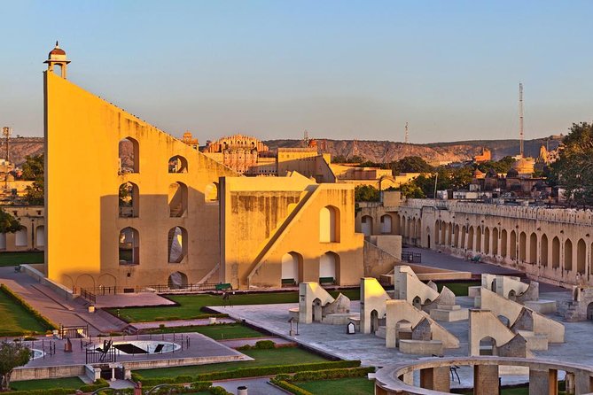 Jaipur Sightseeing by Tuk-Tuk - Jaipur by tuk-tuk, with the city close at hand