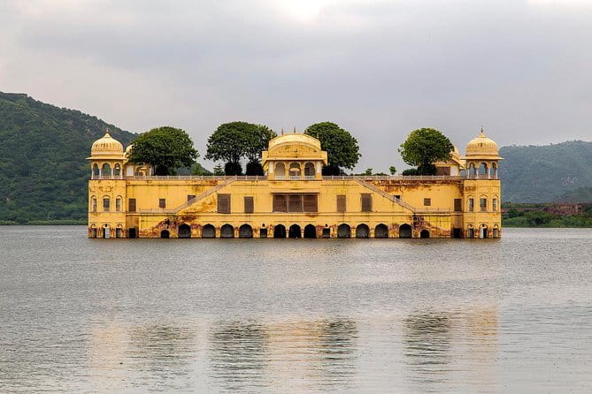 Jaipur Tuktuk Local Sightseeing Day Tour - The guide can make the day feel personal