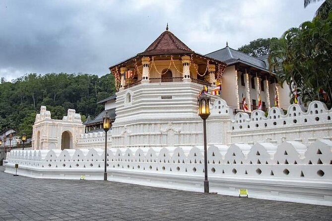 Kandy City Sightseeing and Ambuluwawa Tower by Tuk Tuk Tour - Why Ambuluwawa Tower makes this more than a city tour