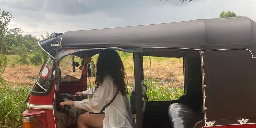 Kandy: Private City Highlights Guided Tour by Tuk-Tuk - Tea, cinnamon, batik, and gems