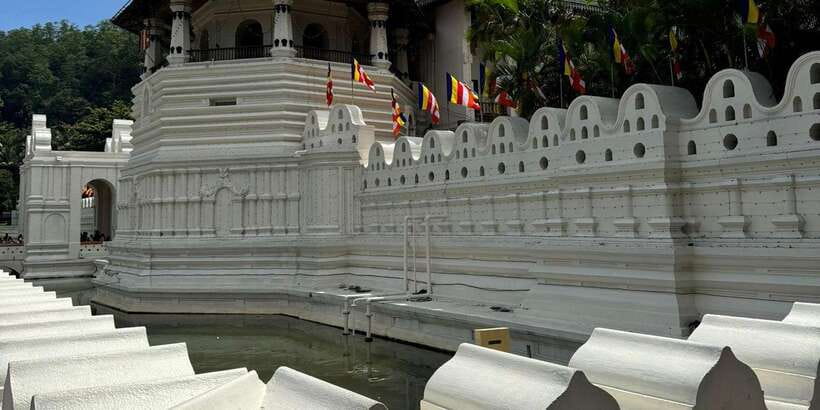 Kandy: Private Guided Tour with Local Highlights by Tuk Tuk - Queen’s Bathing Pavilion and the National Museum