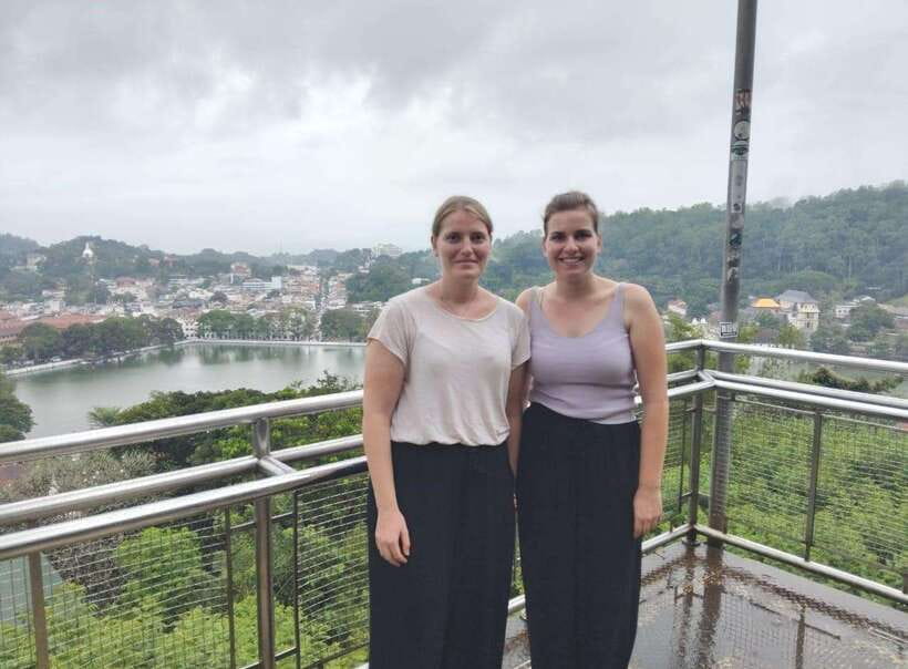 Kandy: Private Tuk Tuk Tour with Temple of the Tooth - Kandy View Point and the city below