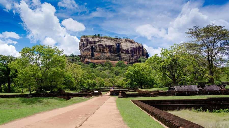 Kandy: Sigiriya and Dambulla Day Trip with Tuk Tuk Ride - Rain, heat, and the small details that matter