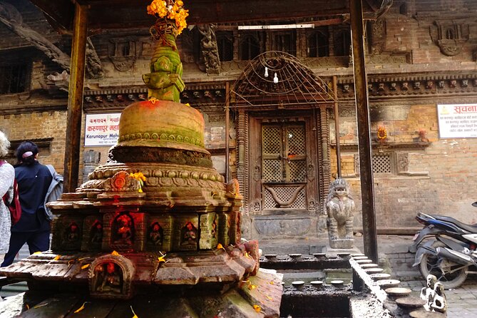 Kathmandu Rickshaw Tour Of Thamel And Durbar Square - Starting in Thamel: Kathmandu’s visitor quarter