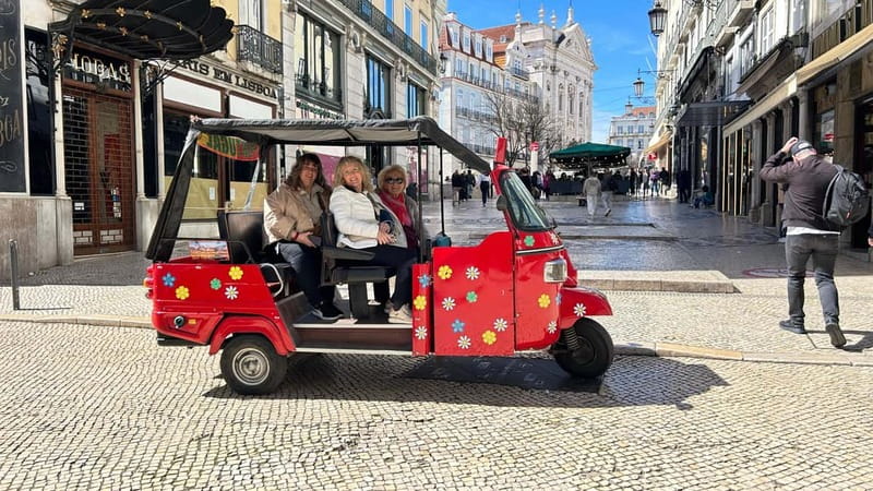 Lisboa: Tuk Tuk ride in Alfama & pick-up you at the hotel. - A pastry and liquor add a small food break