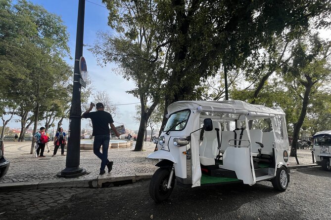 Lisbon 1h30 Tuk-Tuk Tour: The best way to visit the city - Castelo, Alfama, and Mouraria by narrow road