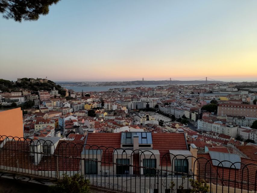 Lisbon: 2 hours Private City Highlights Tuk-Tuk Tour for two - Santa Luzia and Portas do Sol, two easy photo stops