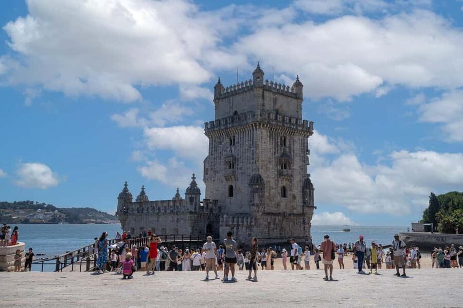 Lisbon: Belém Tuk Tuk Tour: Jerónimos, MAAT & Tower Views - Starting through central Lisbon