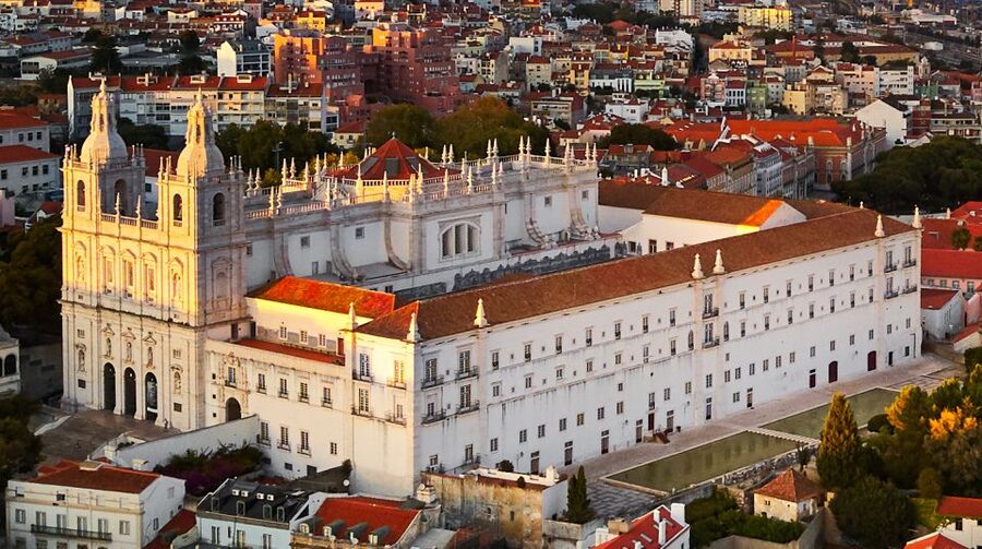 Lisbon: City Highlights Tour by Tuk Tuk - The Ladra flea market on Tuesdays and Saturdays