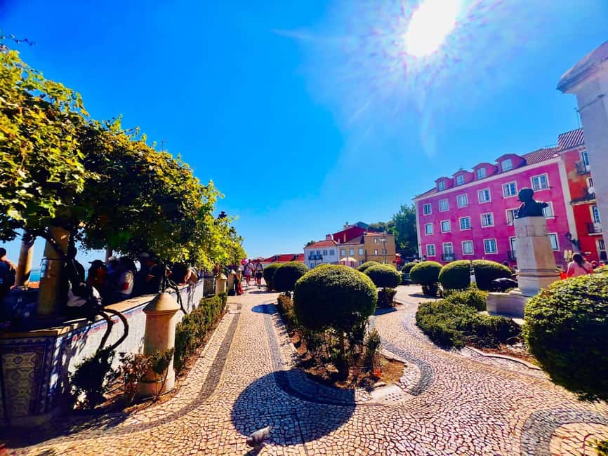 Lisbon: City Tour by Tuk Tuk with Free Souvenir - São Vicente, the flea market, and the National Pantheon