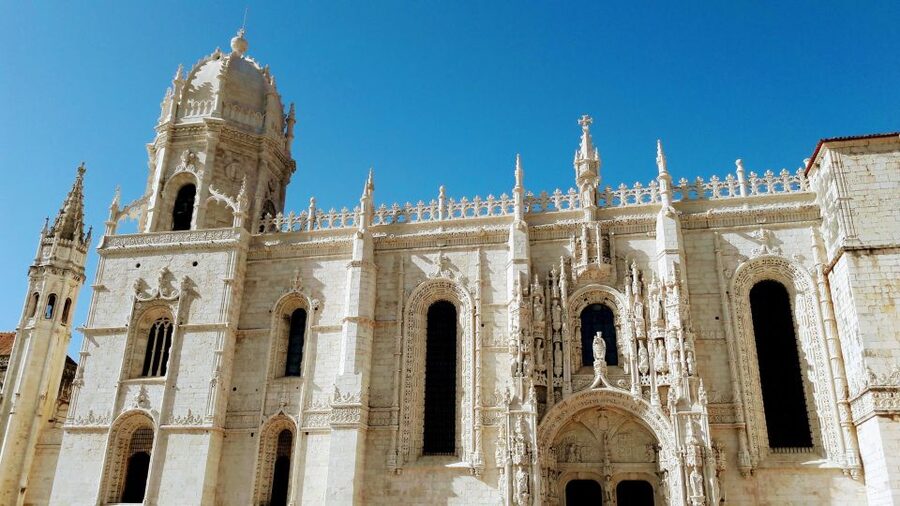 Lisbon Essentials 5H Tuk Tuk seightseeing Tour Free Pickup - Guides, languages, and the private format