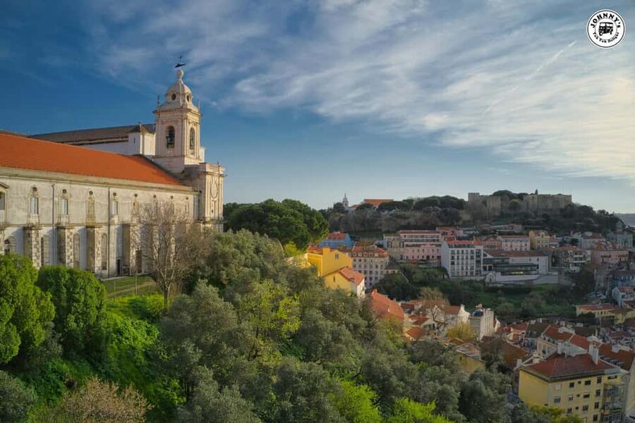 LISBON : EXPLORE OLD TOWN ALFAMA BY ELECTRIC TUK TUK - Sé Cathedral and the climb into Alfama