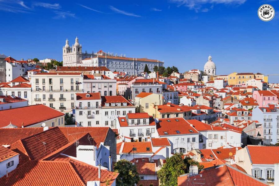 LISBON : EXPLORE OLD TOWN ALFAMA BY ELECTRIC TUK TUK - Walking the narrow lanes of Alfama