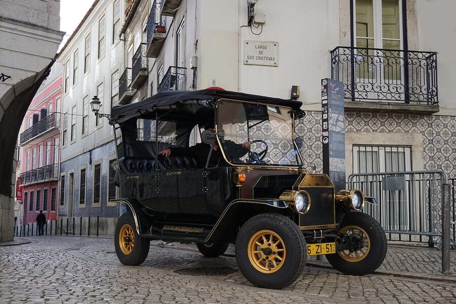 Lisbon: Food and Wine Tasting 4-Hours Tuk Tuk Tour - One full hour of Portuguese food and wine
