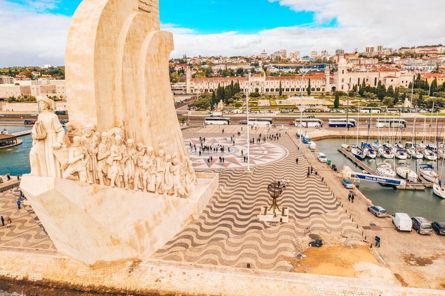 LISBON GRAND EXPERIENCE Tuktuk Tour in German - Baixa, Rossio, and the old city center