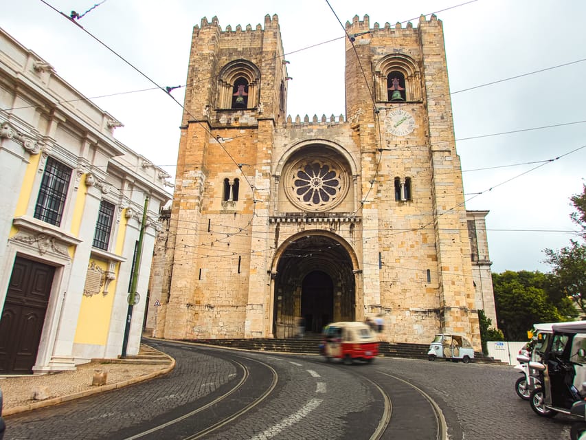 LISBON GRAND EXPERIENCE Tuktuk Tour in German - Carmo Convent and Lisbon’s hilltop views