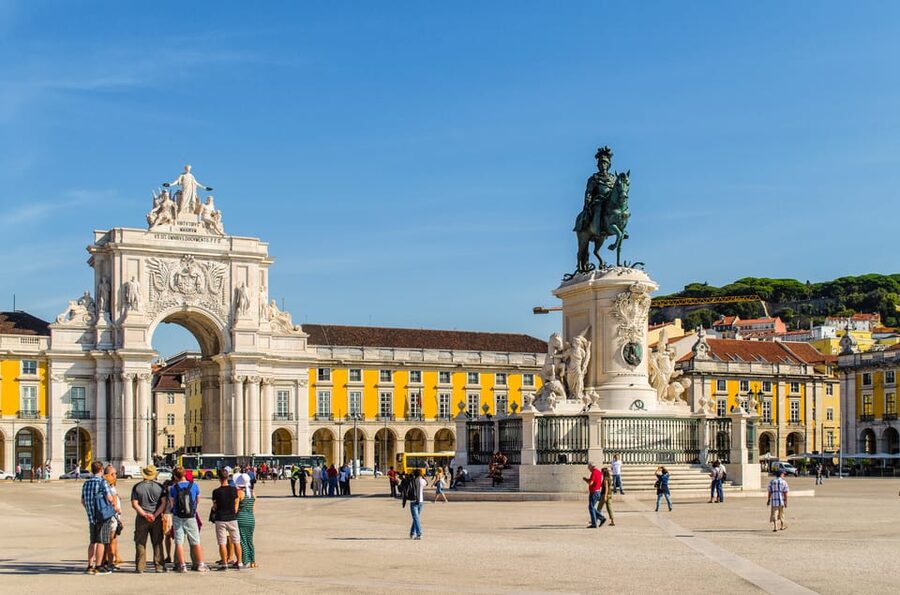 LISBON GRAND EXPERIENCE Tuktuk Tour in German - The optional Cascais direction