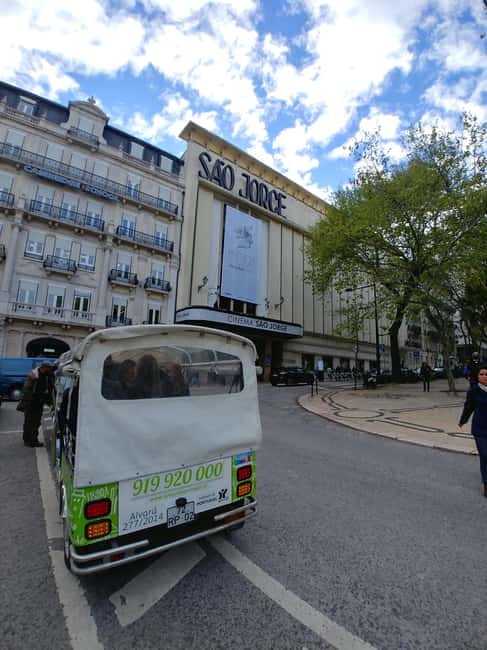 Lisbon Iconic Highlights in 2H00 : Private Tuk-Tuk Tour - Baixa and Rua Augusta: Starting at the Waterfront