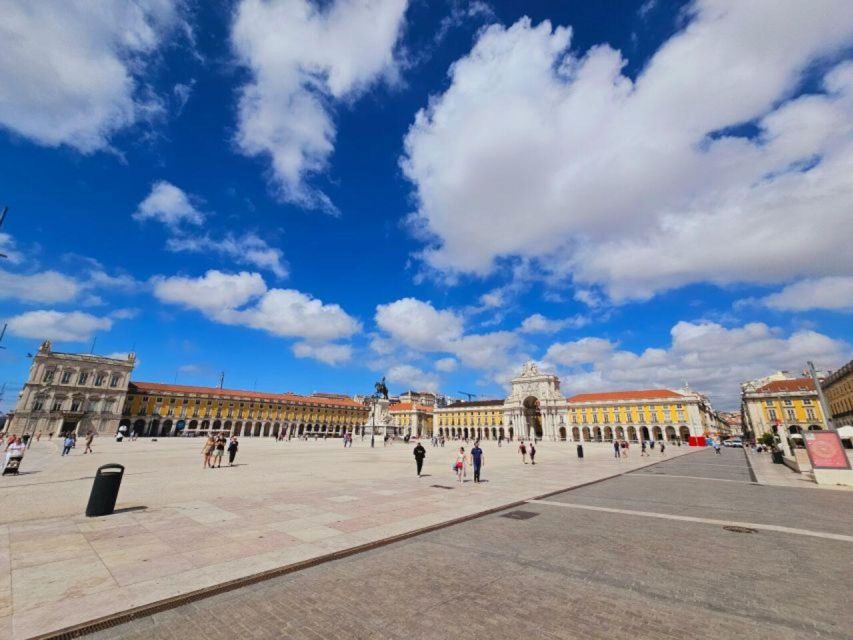 Lisbon: old town sightseeing Tuk-Tuk Tour - Lisbon Cathedral and the lanes of Mouraria