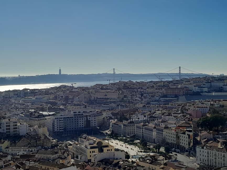 Lisbon Old Town sightseeing with tuk tuk - Santa Luzia and Portas do Sol viewpoints