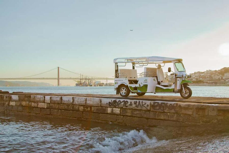 Lisbon on a Tuk Tuk Tour: History & Viewpoints - Lisbon’s central squares and grand avenues