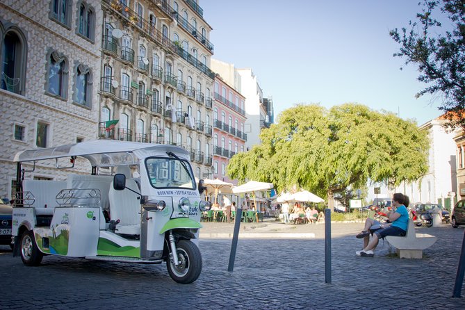 Lisbon Private 5-Hour Eco Tuk-Tuk Tour with Local Tastings - Chiado and Largo do Carmo