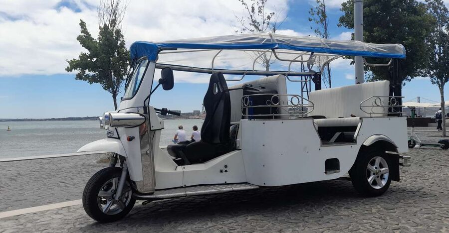 Lisbon: Private Eco Tuk-Tuk Tour for 2 Hours - Graça and Mouraria by private vehicle