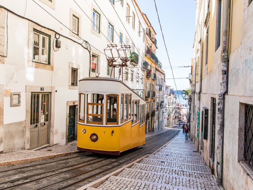 Lisbon: Private Guided Tour by Electric Tuk Tuk - São Pedro de Alcântara and Largo do Carmo