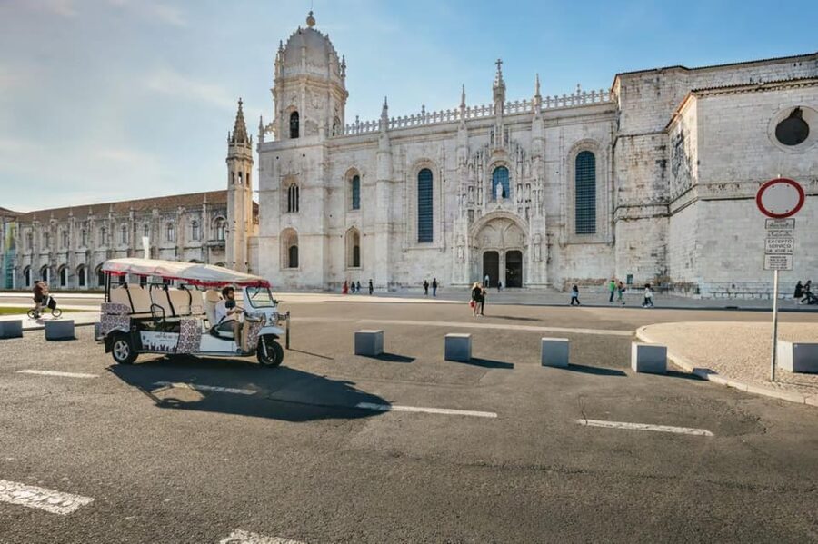 Lisbon: Private Guided Tuk-Tuk Tour with Hotel Pickup - What the private format changes