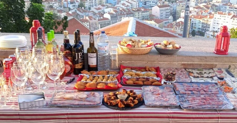 Lisbon: Private Highlights Tuk-Tuk Tour with Tapas and Wine - Why this Lisbon evening works so well