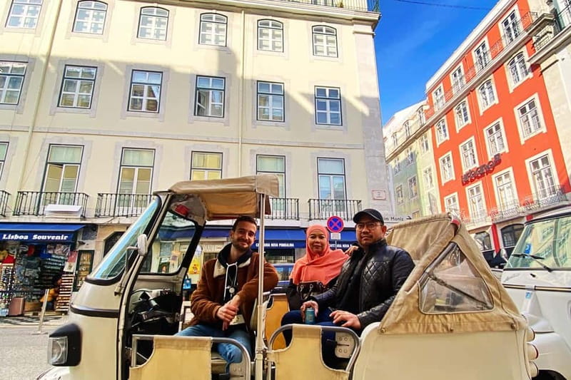 Lisbon: Private Tuk-Tuk Tour with Local Guide - What the guide adds to the experience