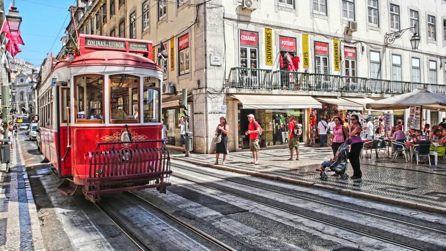 Lisbon's historic old town in a tuk-tuk in German - Key points at a glance