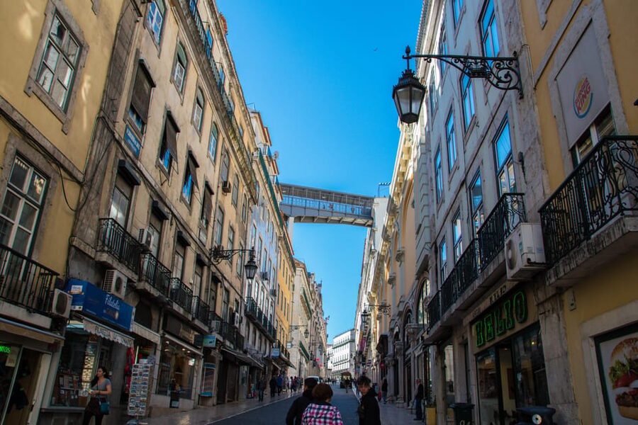 Lisbon's historic old town in a tuk-tuk in German - A smart way to meet Lisbon’s oldest hills