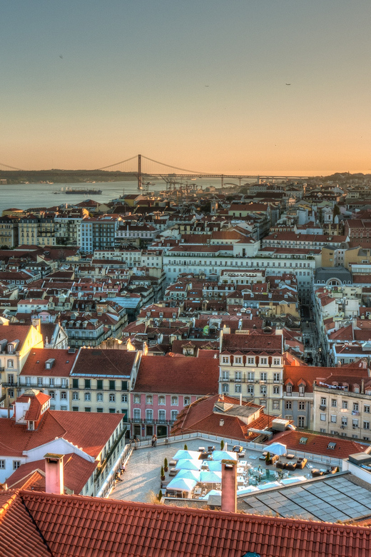 Lisbon's historic old town in a tuk-tuk in German - Calçada da Amália and São Vicente’s grand church