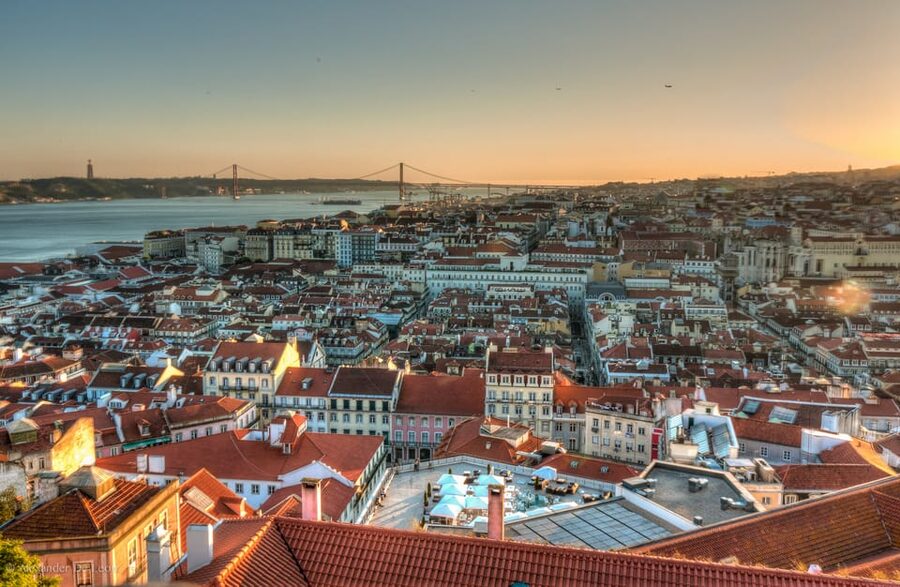 Lisbon's historic old town in a tuk-tuk in German - Mouraria, one of Lisbon’s most layered districts