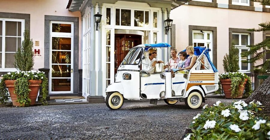 Lisbon's historic old town in a tuk-tuk in German - What the tuk-tuk feels like in changing weather