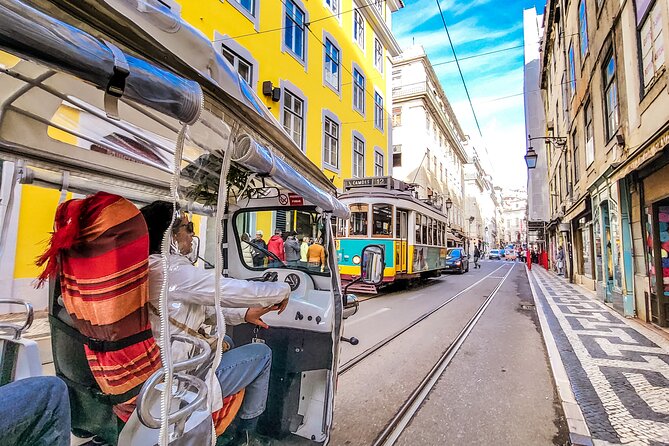Lisbon tour Oldtown & Viewpoints on a tuktuk - What the guides add to the experience