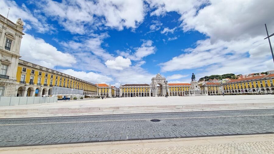 Lisbon: Tuk Tuk 2H Tour Lisbon with a Old Timer - Sé Cathedral and the Church of Santo António