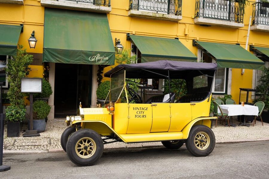 Lisbon: Tuk Tuk City tour with vintage car - What the guides add to the ride
