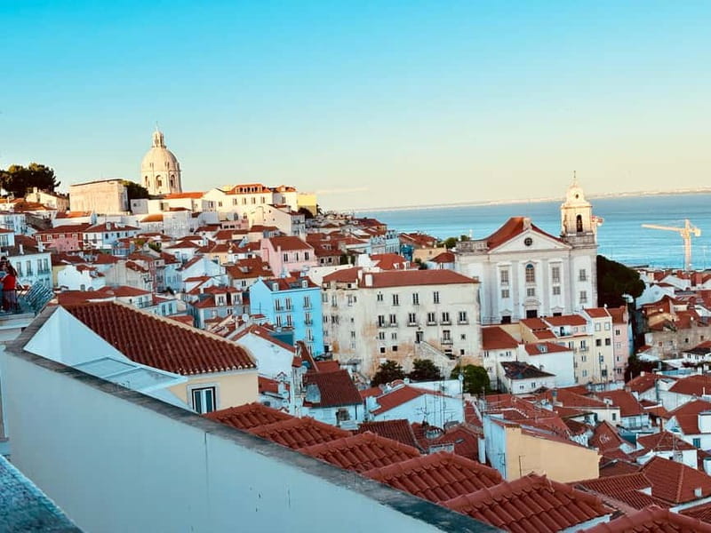 Lisbon Tuk Tuk Tour 1 Hour 30 Min - Sé de Lisboa and the first climb into Alfama