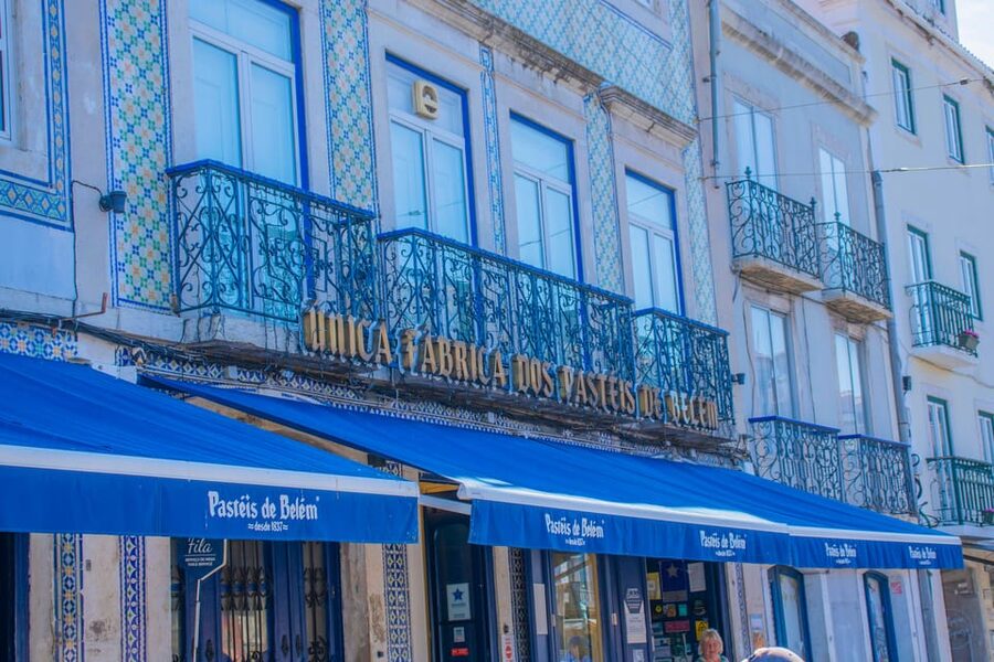 Lisbon: Tuk-Tuk Tour in French or German w/True Local Guide - The optional wine, cheese, and ham stop