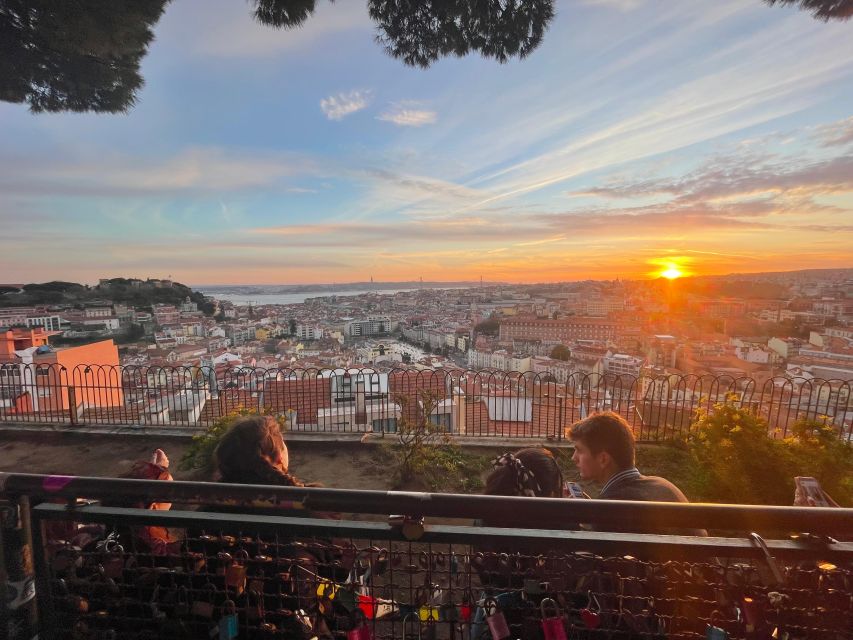 Lisbon: Tuk Tuk with hotel pick up and the best of old city - Alfama by tuk-tuk and on foot
